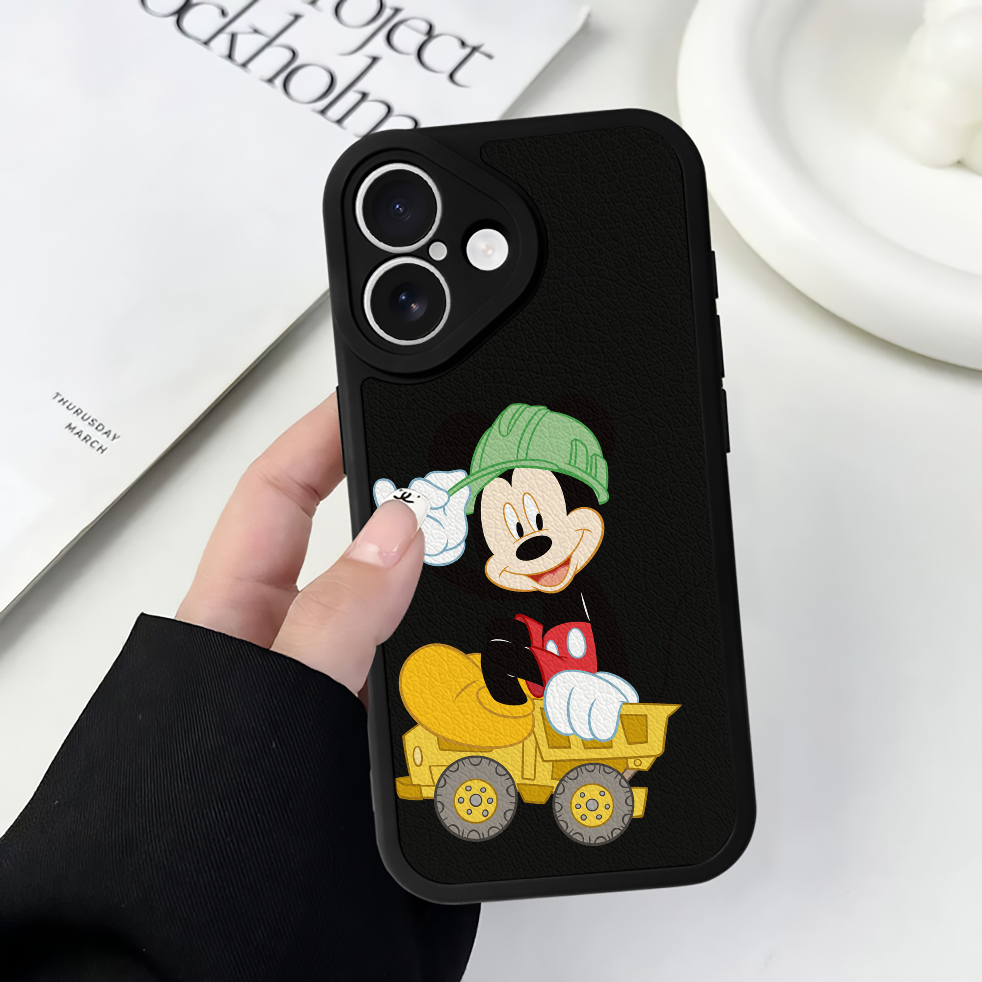 （画像用） ミッキーマウス Mickey Mouse 【iPhone 16シリーズ対応】シリコンスマホケース（レザー調） 材質：シリコン